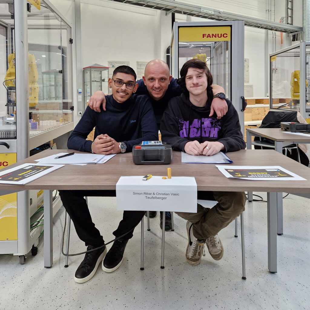 Christian und Simon bei der Fanuc Challenge gemeinsam mit Ausbildungsleiter Marc Michelitsch