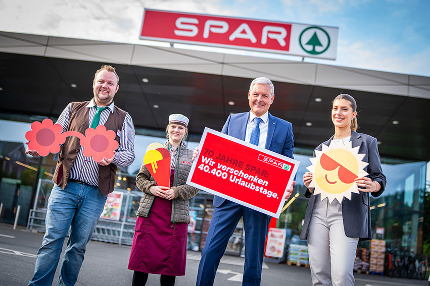 SPAR-Vorstandsvorsitzender Hans K. Reisch mit Mitarbeitenden aus Tirol. Der SPAR-Vorstand verschenkt anlässlich des 70-Jahr-Jubiläums 40.400 zusätzliche Urlaubstage an die Mitarbeitenden.