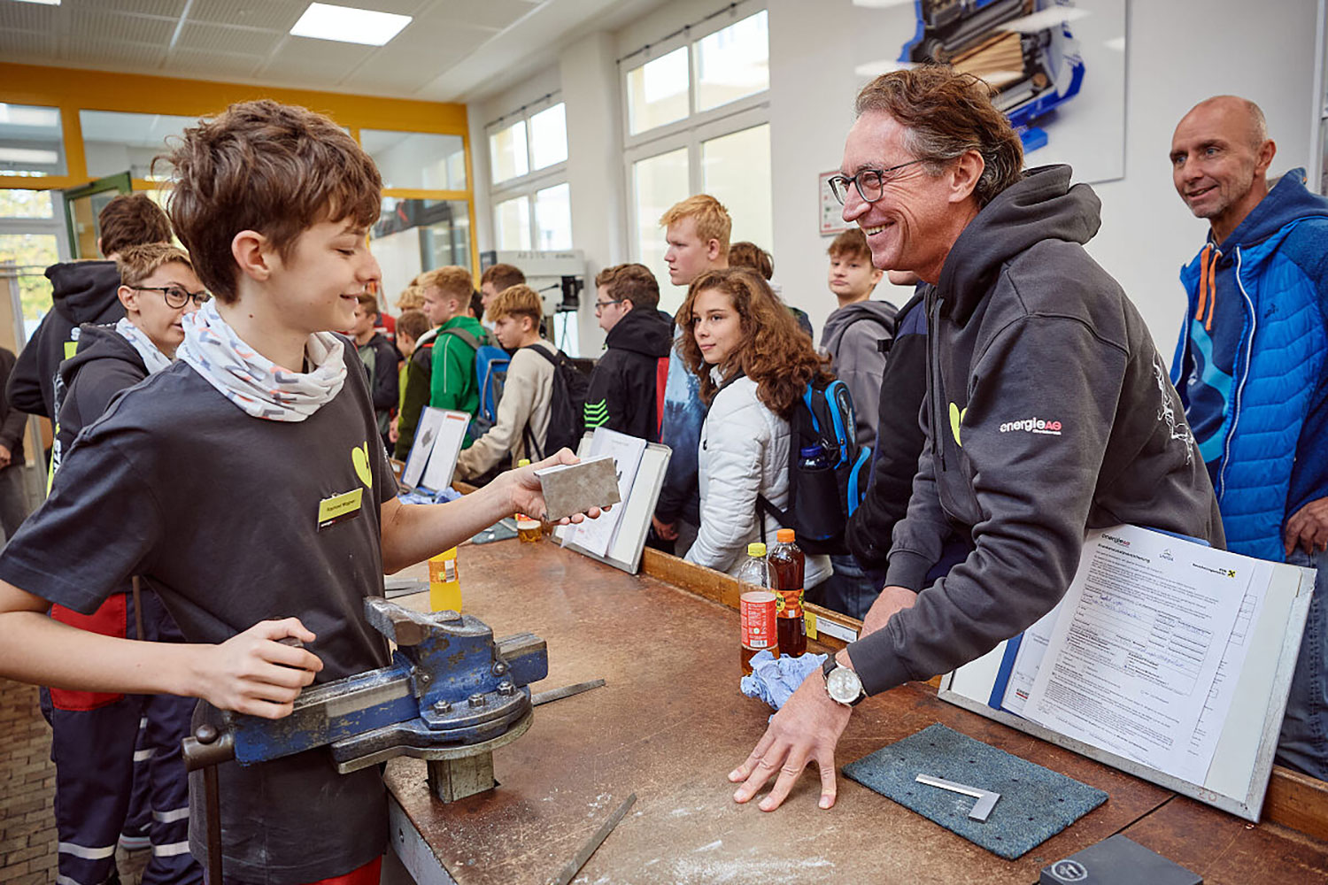 CEO Leonhard Schitter besuchte die Schüler:innen vor Ort