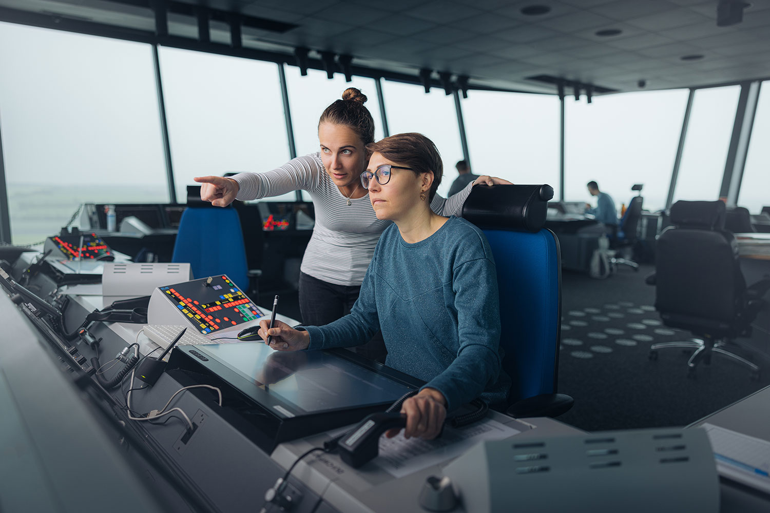 Austro Control Fluglotsinnen im Tower Wien.