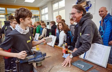 CEO Leonhard Schitter besuchte die Schüler:innen vor Ort