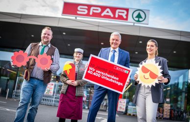 SPAR-Vorstandsvorsitzender Hans K. Reisch mit Mitarbeitenden aus Tirol. Der SPAR-Vorstand verschenkt anlässlich des 70-Jahr-Jubiläums 40.400 zusätzliche Urlaubstage an die Mitarbeitenden.