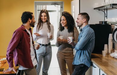 Kollegen trinken gemeinsam Kaffee